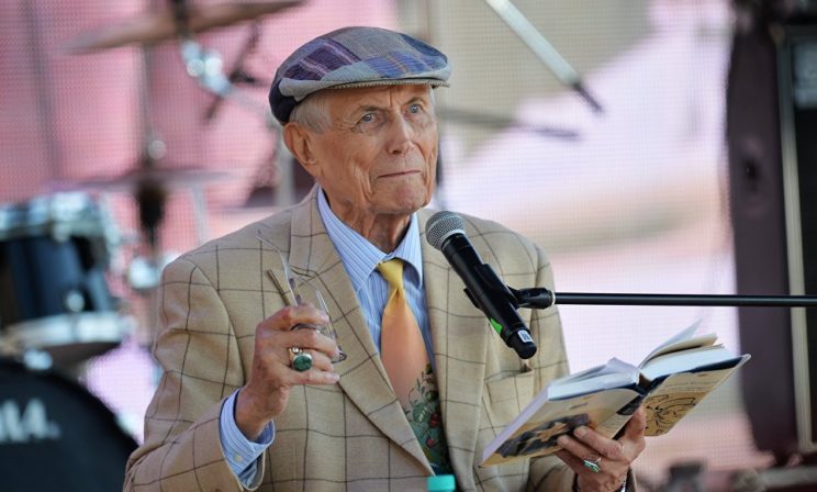 «Несколько часов люди стояли после службы, чтобы услышать стихи Евтушенко»