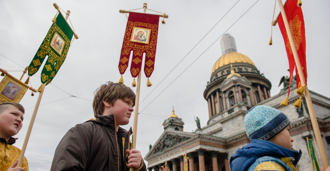 Парами, парами, по двое! Хоругвеносцы, за мной!