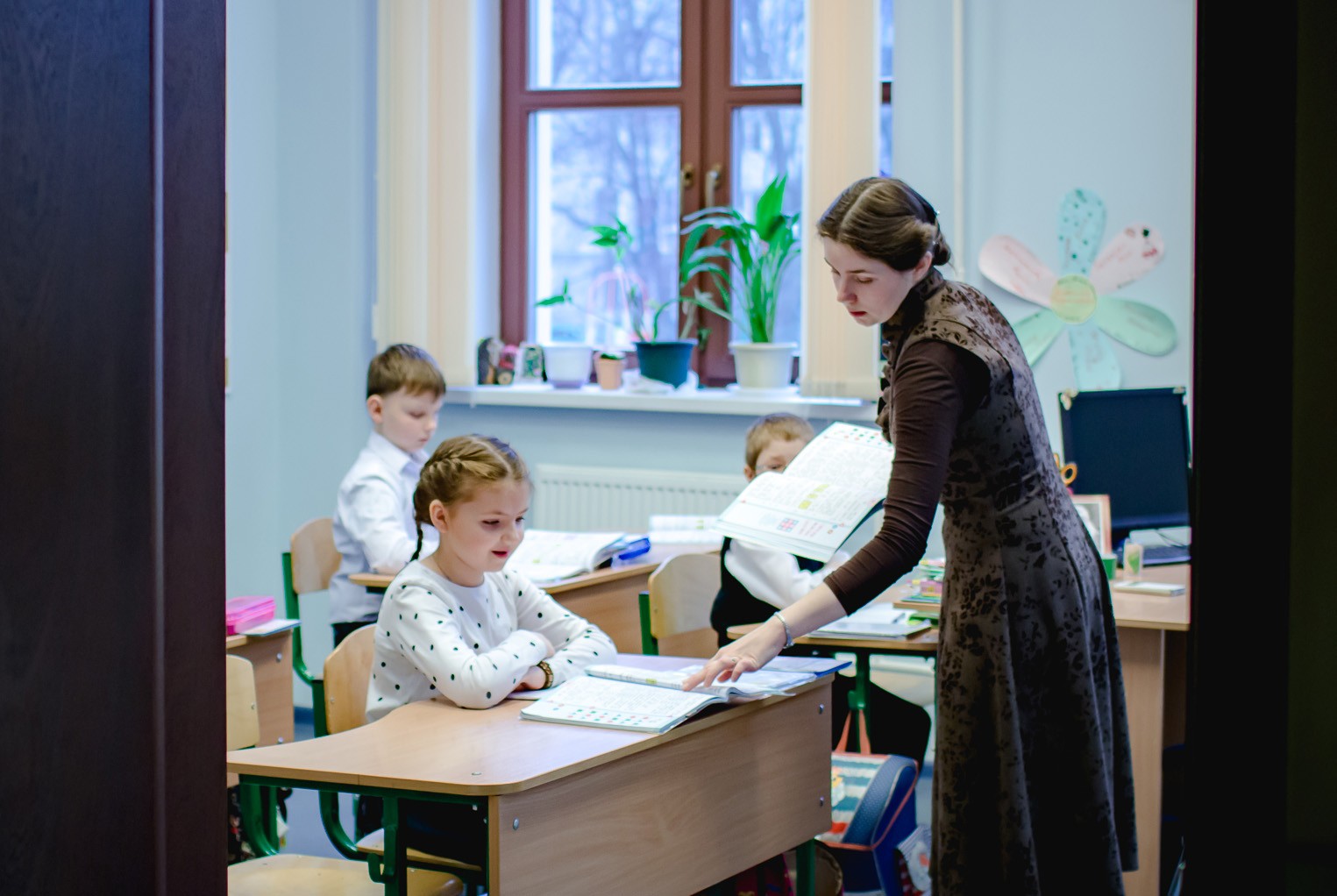 школа союзников. школа союзников. школа союзников. школа союзников. мама навещает ученика в гимназии.