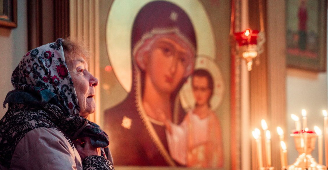 От взгляда на образ Богородицы все начинает петь