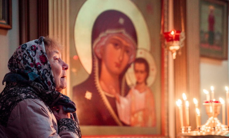 От взгляда на образ Богородицы все начинает петь