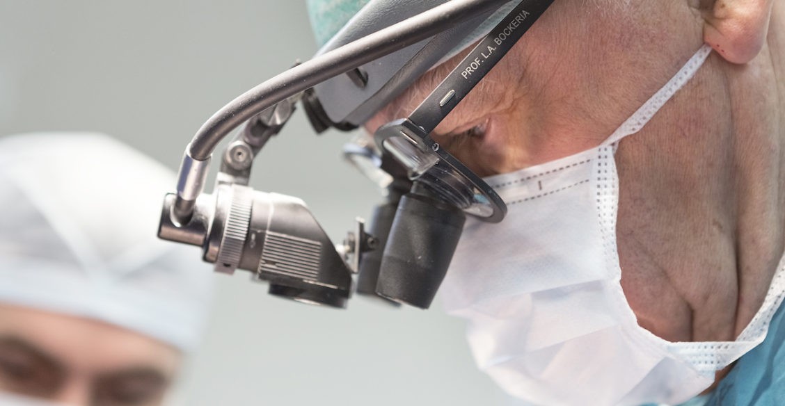 Закрыть дырочку в детском сердце