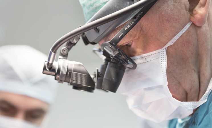 Закрыть дырочку в детском сердце