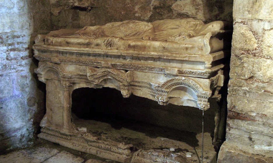 Саркофаг, в котором покоились мощи Святителя Николая до перенесения