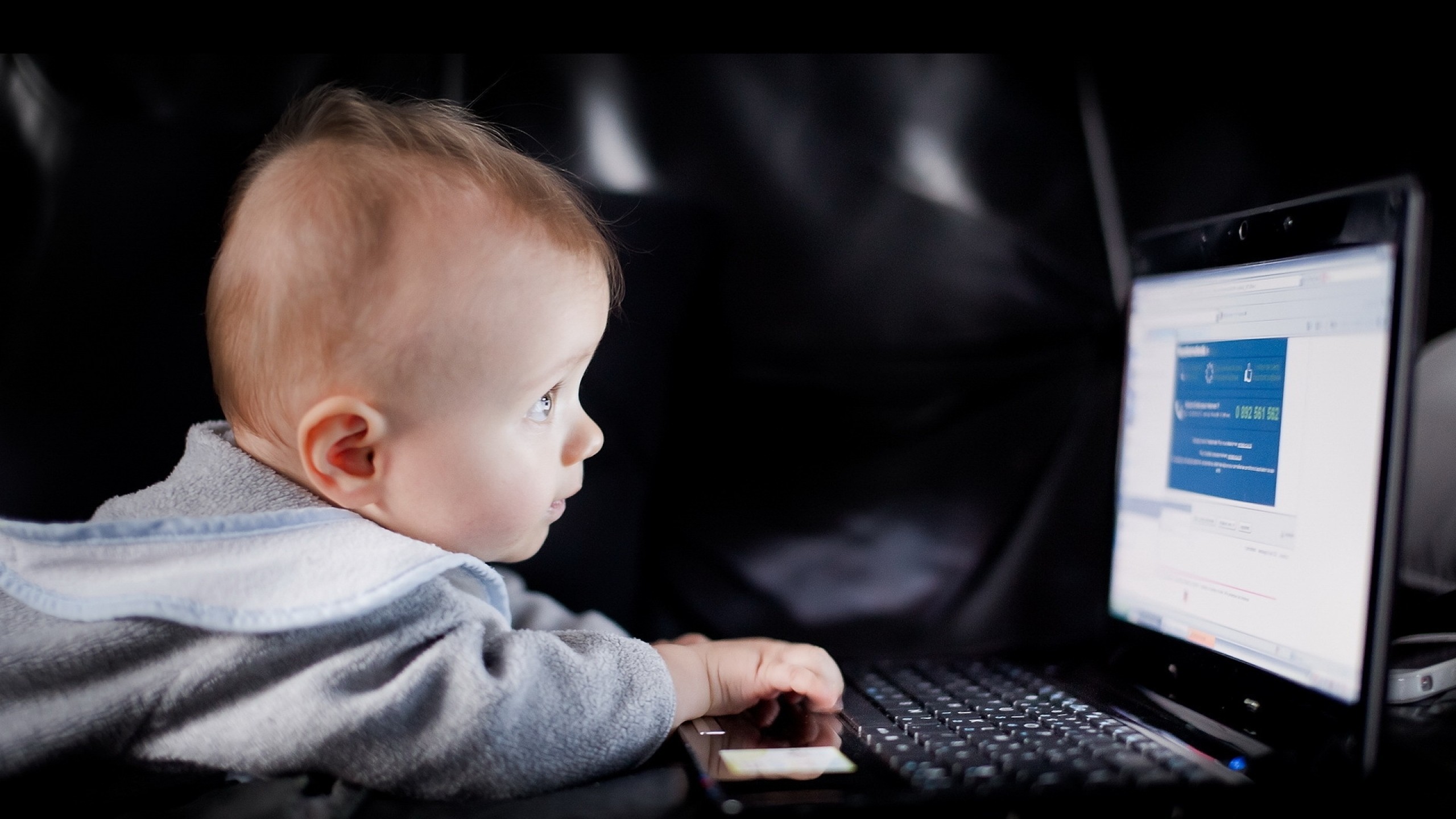 Rebyonok. Маленький компьютер для детей. Ребенок за компьютером. Малыш за компьютером. Маленькие дети в интернете.