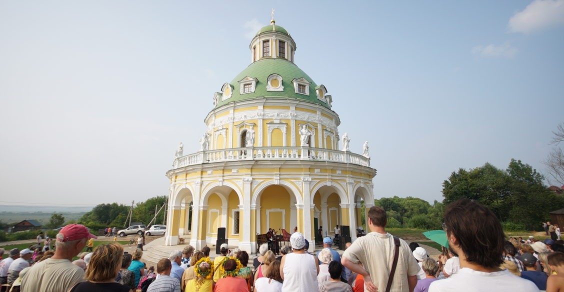 Священник из Подмоклово: У нас будет барочная музыка в «римских» развалинах