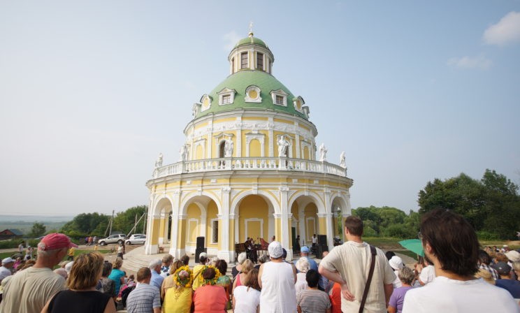 Священник из Подмоклово: У нас будет барочная музыка в «римских» развалинах