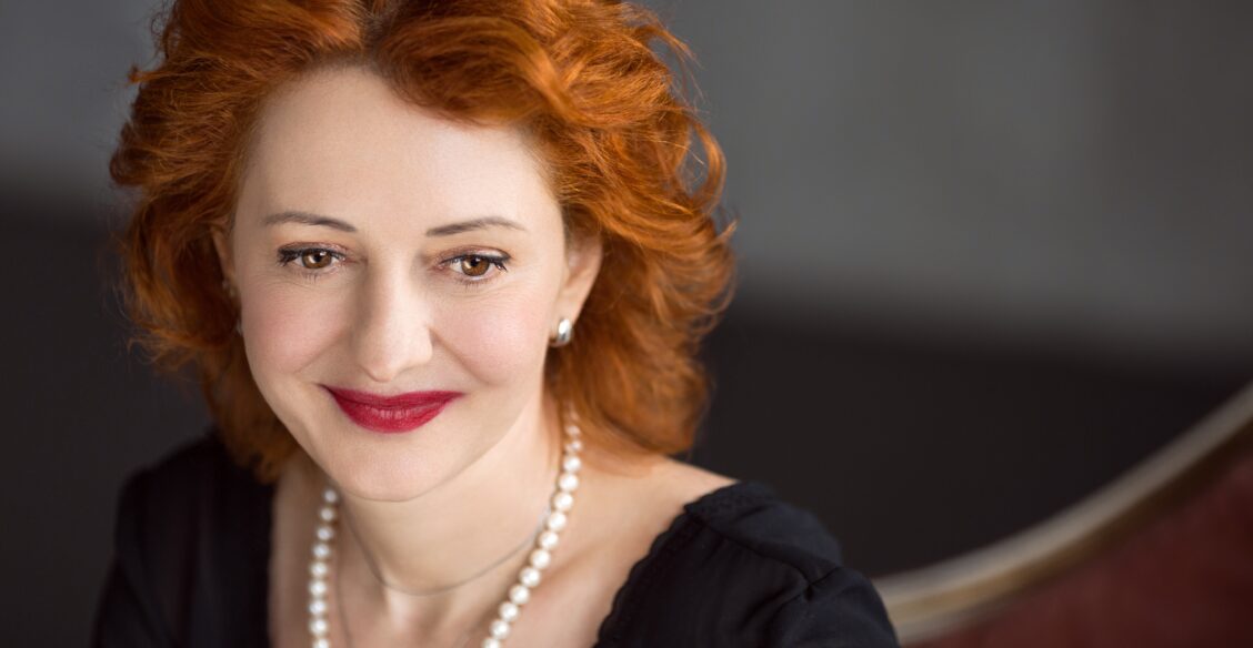 Елена Смирнова: «Мы высылаем подопечным пряжу и машинки для стрижки волос»