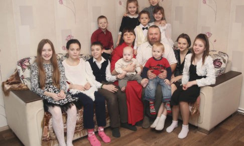 После свадьбы они хотели развестись, а теперь у них 16 детей
