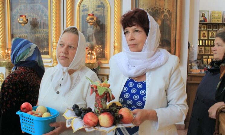 Что меняется, когда мы стоим в храме с корзинами яблок