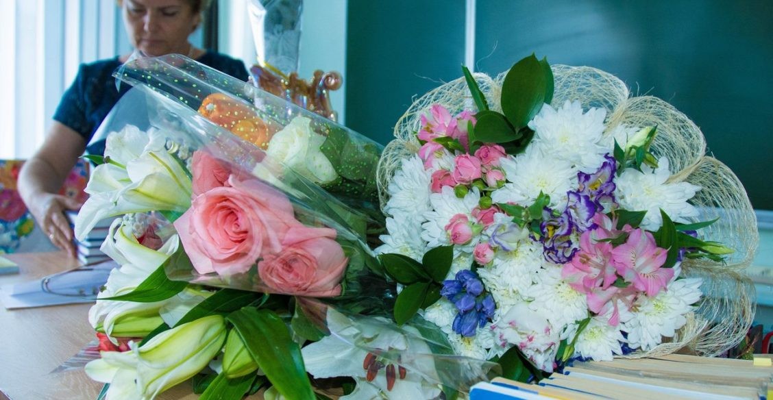 Учителю не нужны 30 букетов в ведрах и тазах