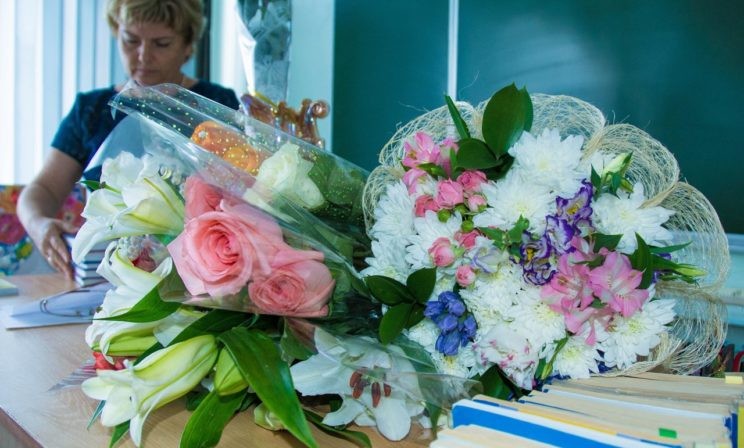 Учителю не нужны 30 букетов в ведрах и тазах