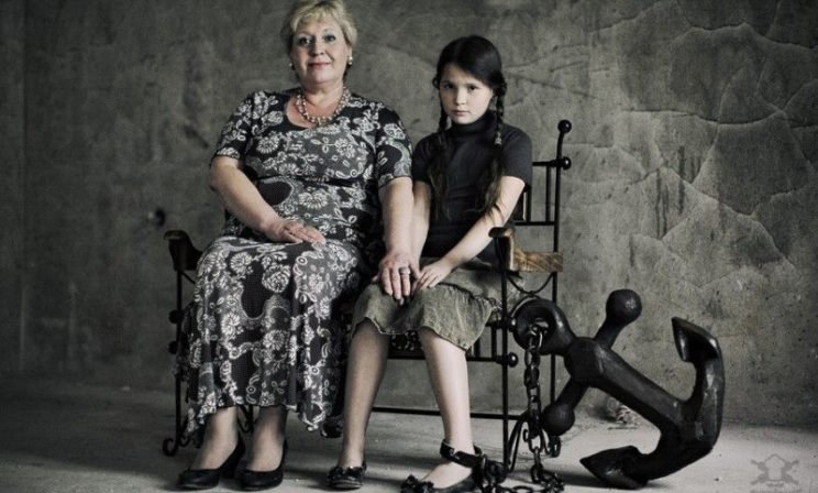 Если мама сажает в «манеж» взрослого ребенка