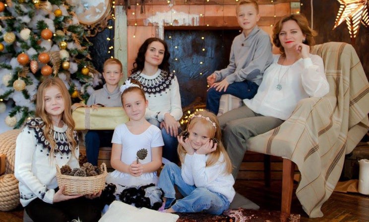 Вам сказано: по два ребенка в руки! И больше не положено!