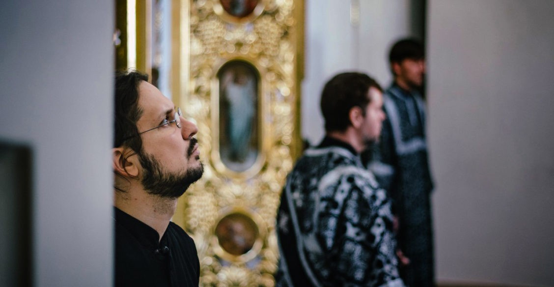 Священник цинично шутит, заболел или выпивает. Что это с ним?