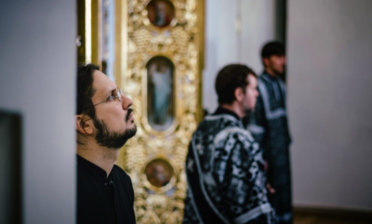 Священник цинично шутит, заболел или выпивает. Что это с ним?