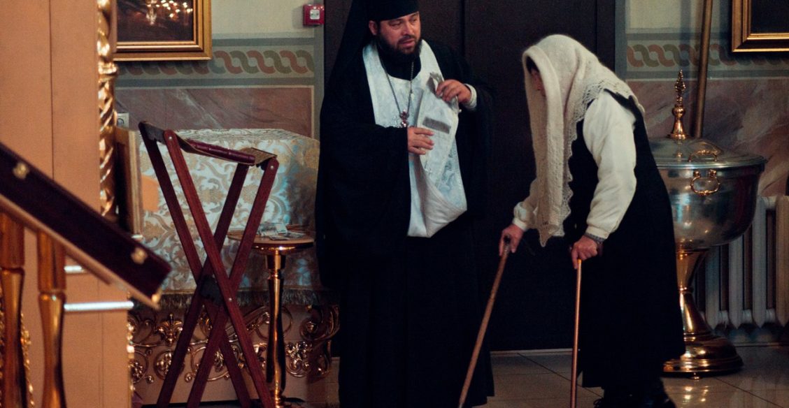 Вовремя подать Христу скальпель и зажим