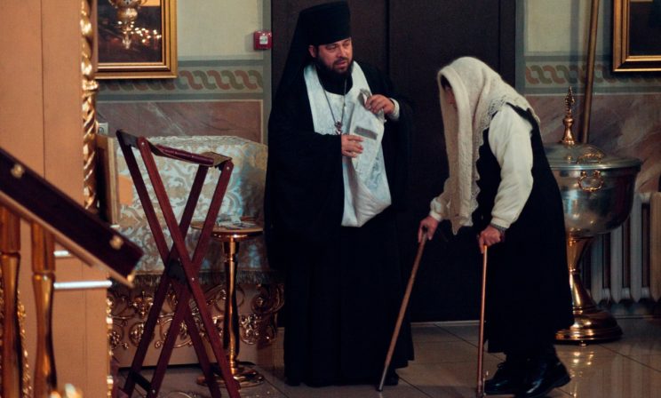 Вовремя подать Христу скальпель и зажим