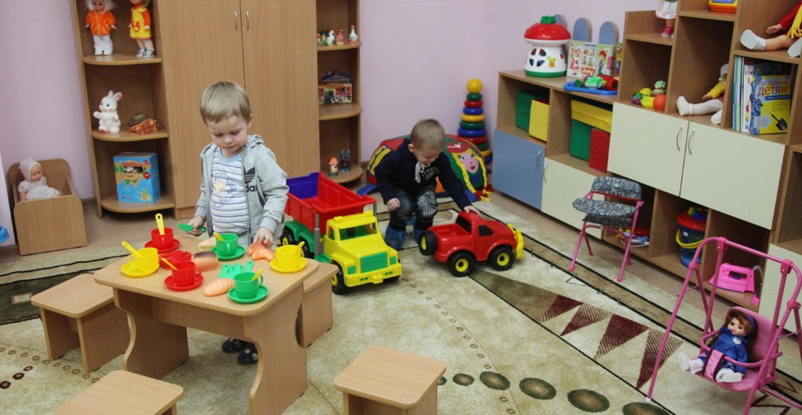 Передавайте ребенка воспитателю в руки