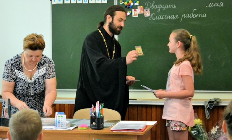 Протоиерей Игорь Фомин: «Мы не учим школьников креститься»