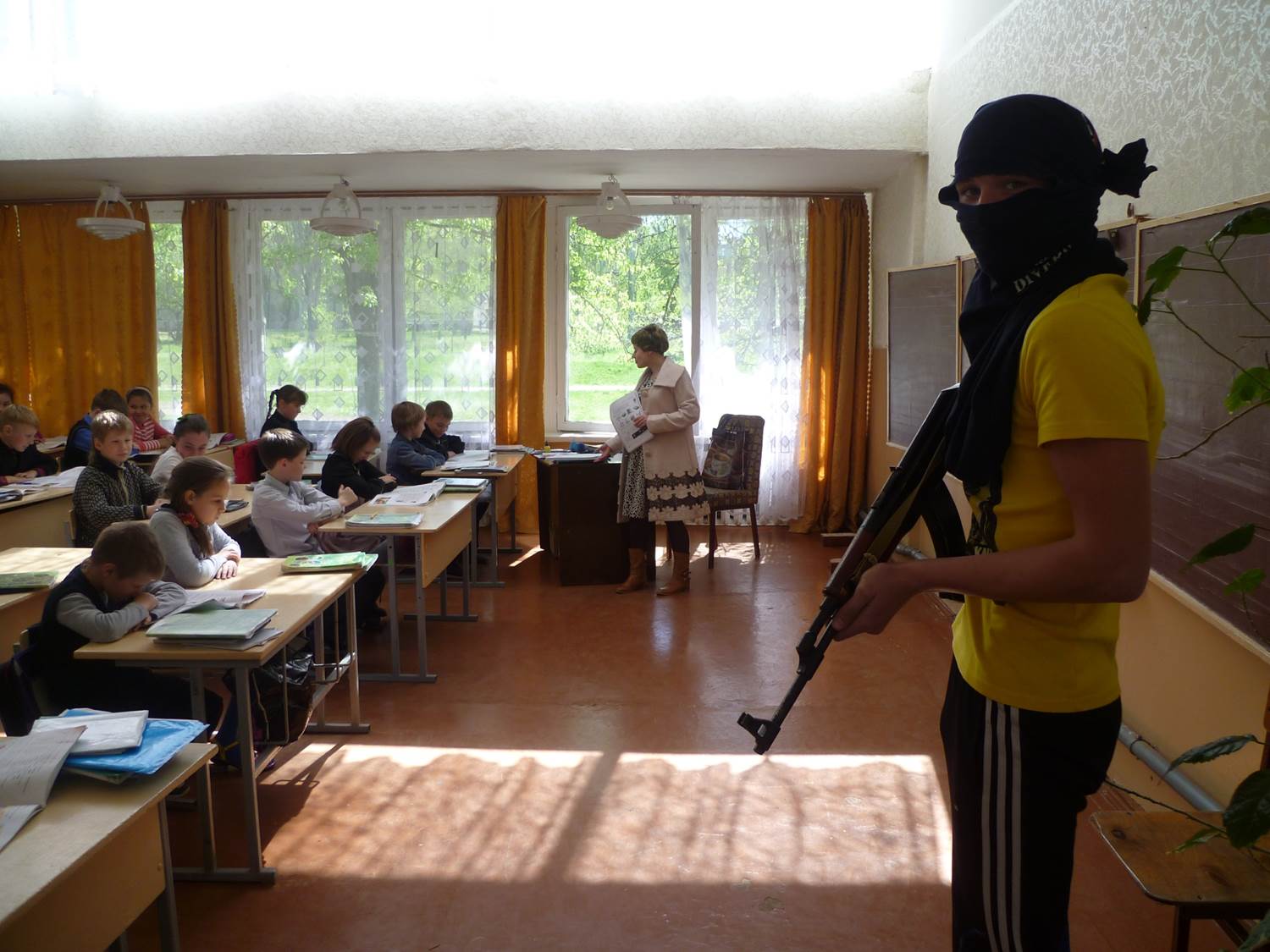 Террорист в школе москва. Терорисиы в ШК. Террористы в школе в школе. Террористы в школе с учениками.