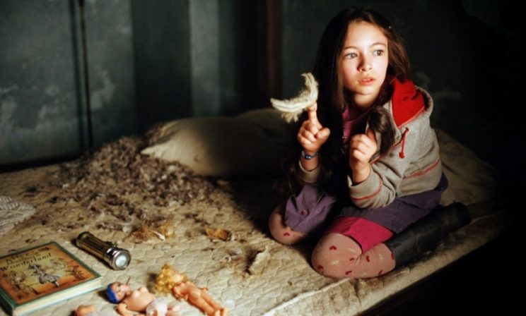 Ребенок ползает на уроке и колет всех иголкой – перевоспитывать или лечить?