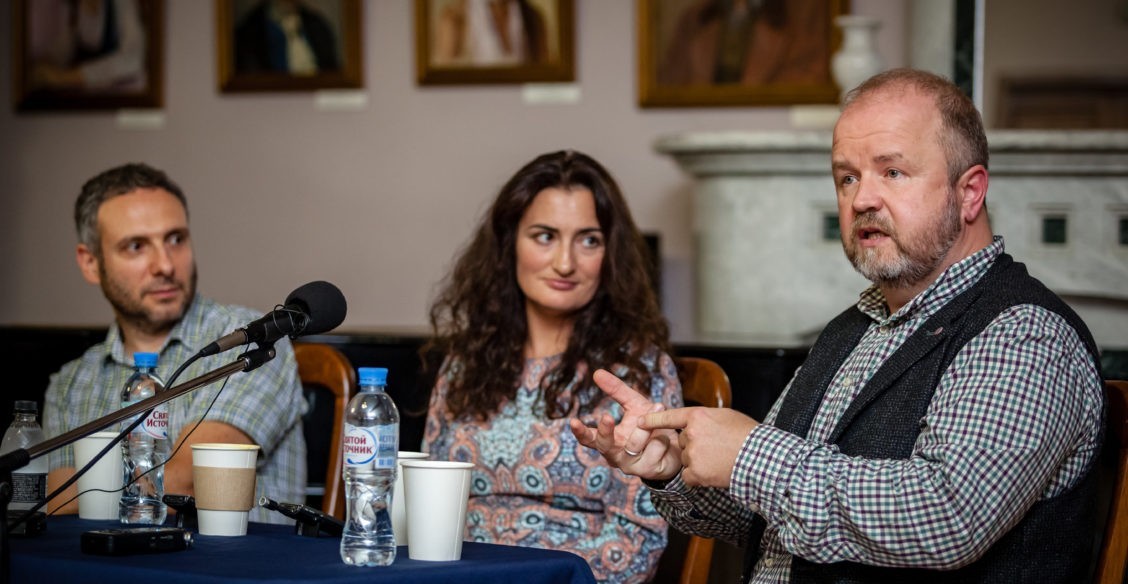 Поиграем в Гоголя: зажигаем свечу и читаем «Страшную месть»