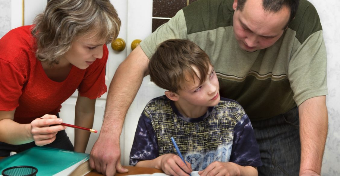 «Сколько можно за тебя краснеть?»
