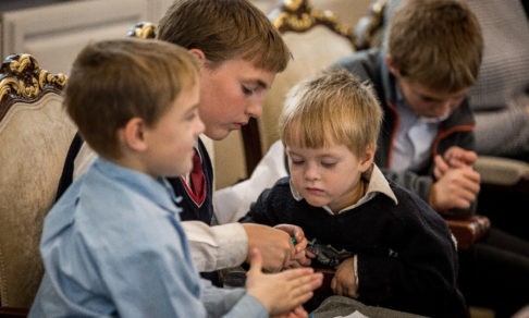 8 мальчиков и 1 девочка: зачем американка Лиза осталась в Сибири