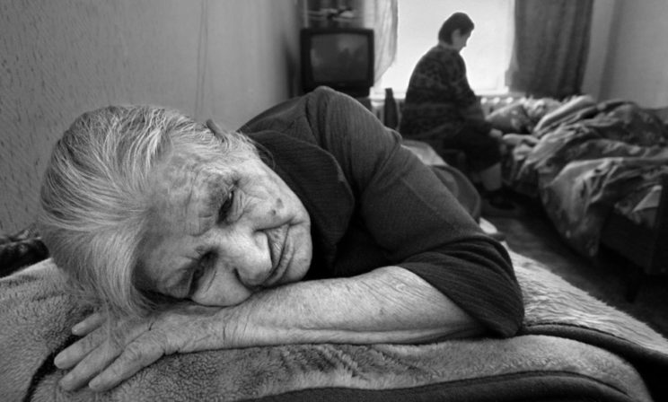 Лиза Олескина: Бабушка хрипит, явно уходит, и все вокруг разбегаются