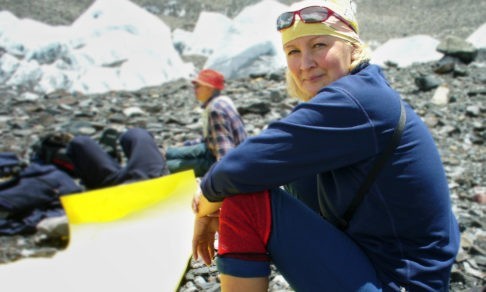 Жена известного погибшего альпиниста прошла по его последнему маршруту