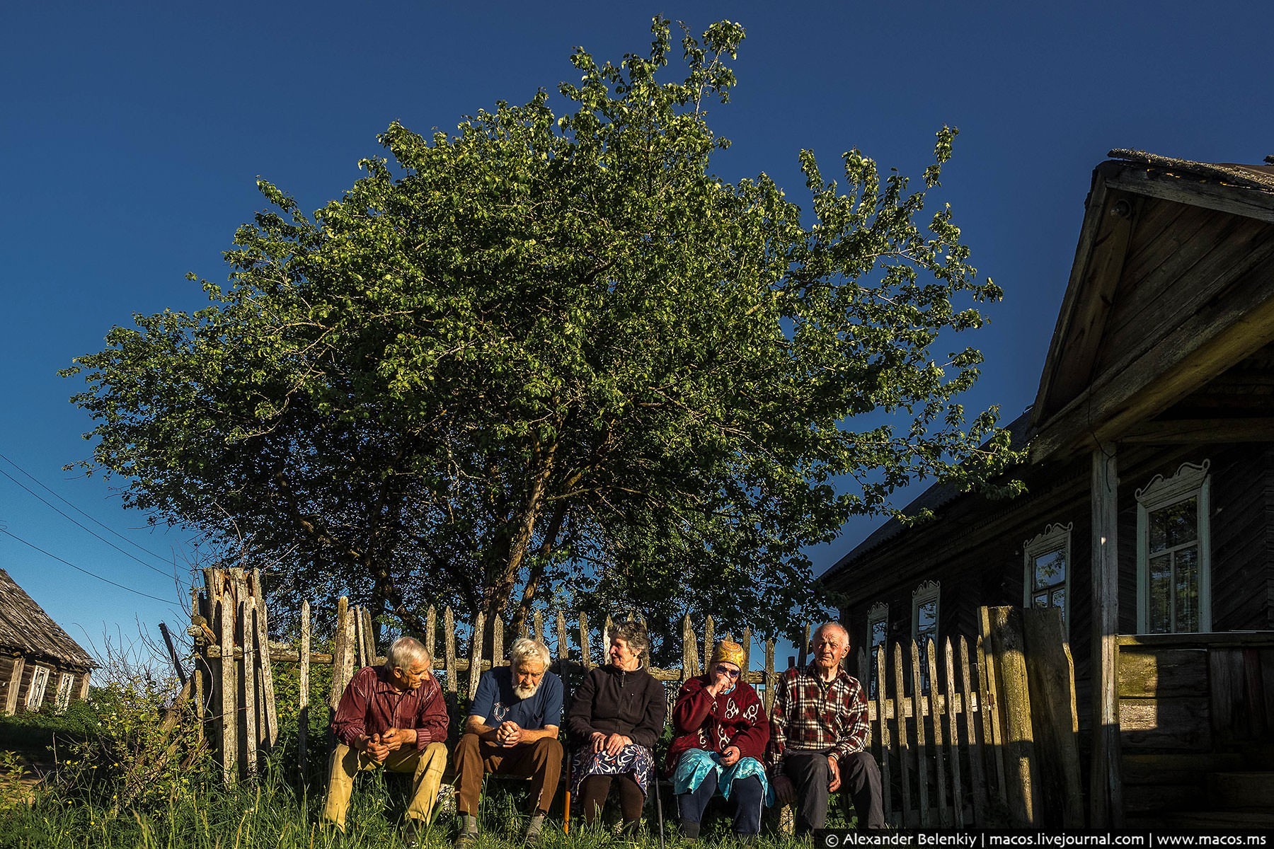 Городской человек в деревне. Люди в деревне. Жители русской деревни. Деревне жить. Глубинка России.