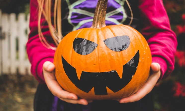 Травмирован Хеллоуином: подростковый протест и "гроб на колесиках"