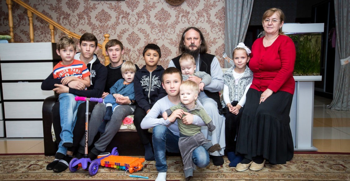 Монах Стефан и его 17 детей: «Я служу Богу через ближних»