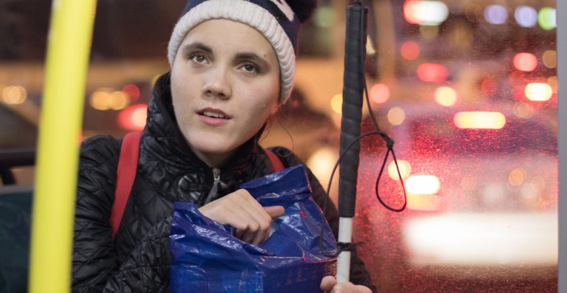 Подходишь к лестнице, а люди кричат: «Ступенька!» и хватают за руку