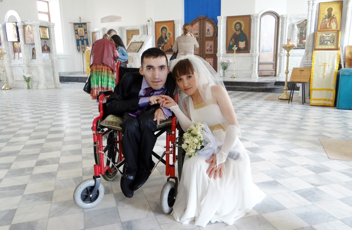 Муж инвалид любовник. Вреж Киракосян. Свадьба инвалидов. Девушка вышла замуж за инвалида. Муж инвалид.
