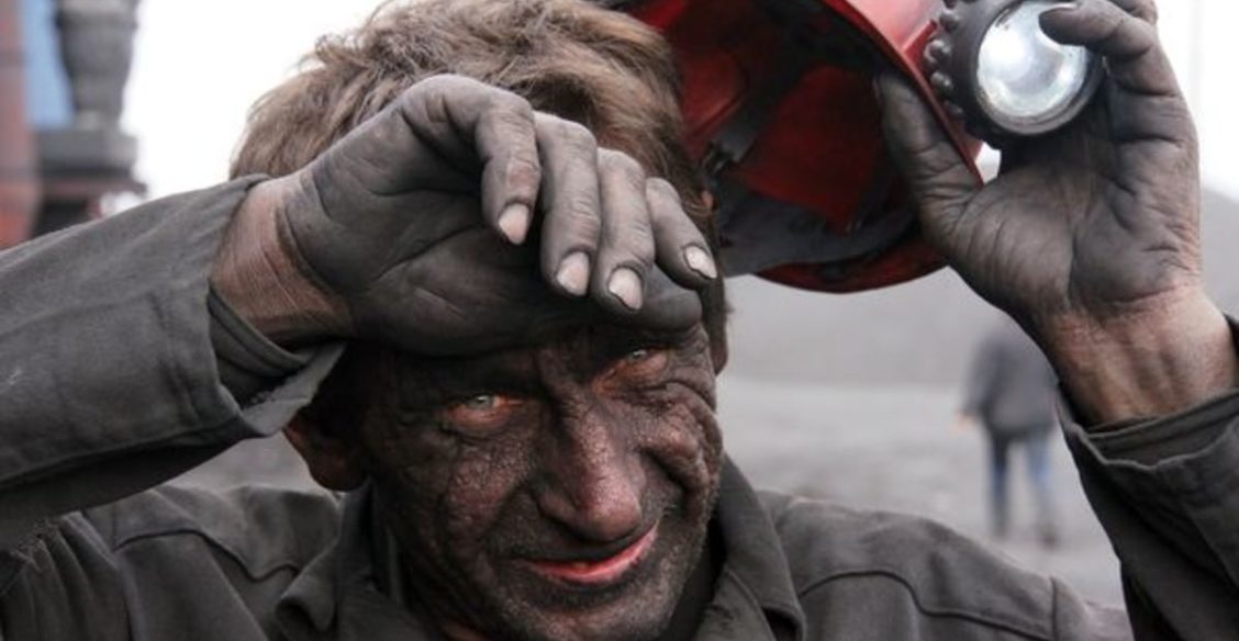 Миша упал в воду на дне шахты, но вдруг на каске загорелся фонарик