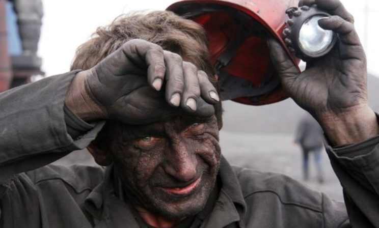 Миша упал в воду на дне шахты, но вдруг на каске загорелся фонарик