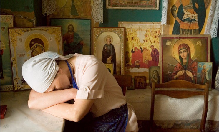 Муж бьет, а духовник говорит: «Терпи и смиряйся». Священник Максим Первозванский — о том, где взять силы на борьбу