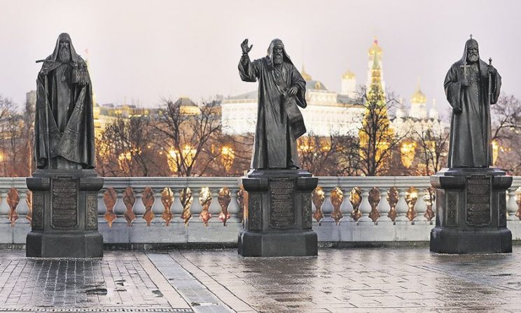 Памятники Патриархам у Храма Христа Спасителя: что о них известно