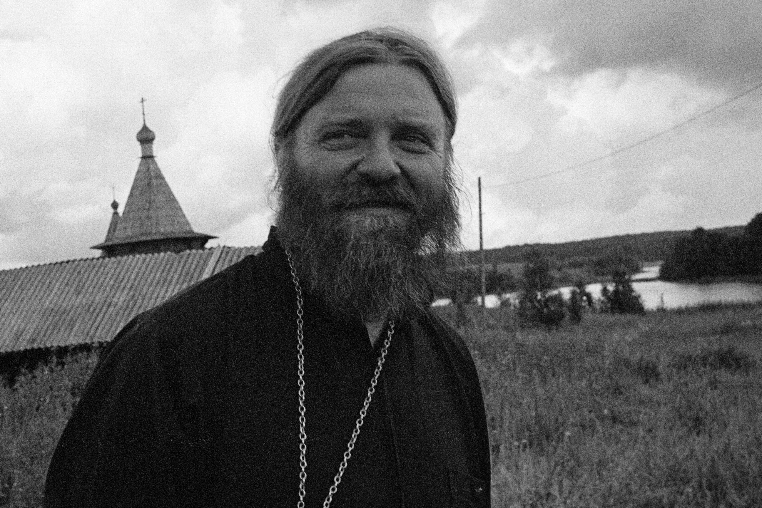 священник в деревне. священник в деревне. зараменье максатихинский район. сельский батюшка балин. священник в деревне.