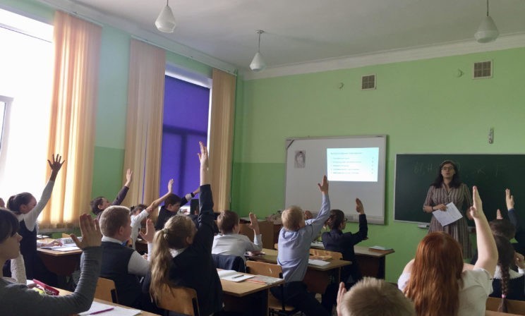 Пораньше приходить, попозже уходить, любить детей, руки не опускать