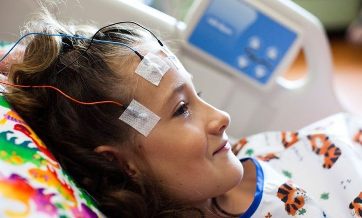 Не надо засовывать ложку между зубов. Самое полезное - снять приступ эпилепсии на видео