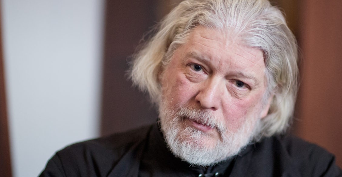 Пытается передо мной  черный джип протиснуться, а я думаю - не пущу тебя, буржуя