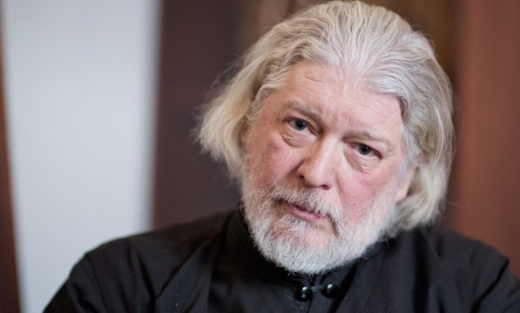 Пытается передо мной  черный джип протиснуться, а я думаю - не пущу тебя, буржуя