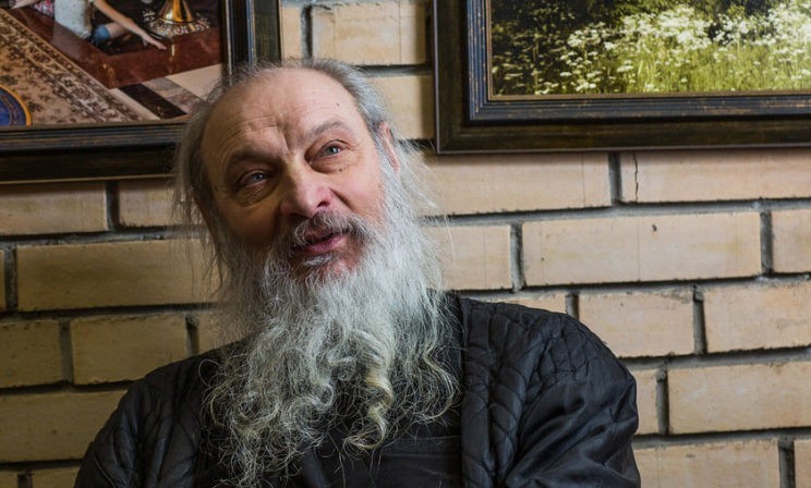 Когда я приехал, храм выглядел так – в алтаре мельница, в стене дыра, вместо пола цемент