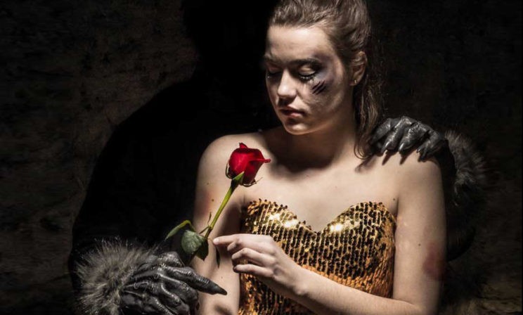 «Он вскрывает ее квартиру и оставляет шикарный букет – но потом придет с ножом»