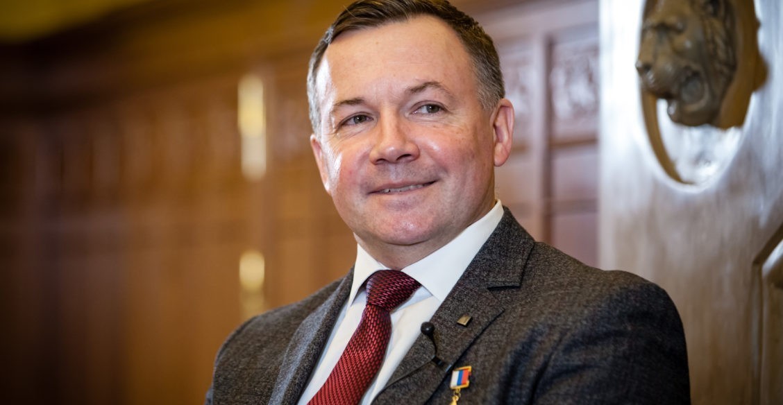 Ты выходишь в космос, и только оболочка скафандра отделяет тебя от полного вакуума