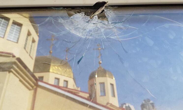 В храм нападавшим зайти не удалось - двери изнутри подперли стулом, обстреливали со двора