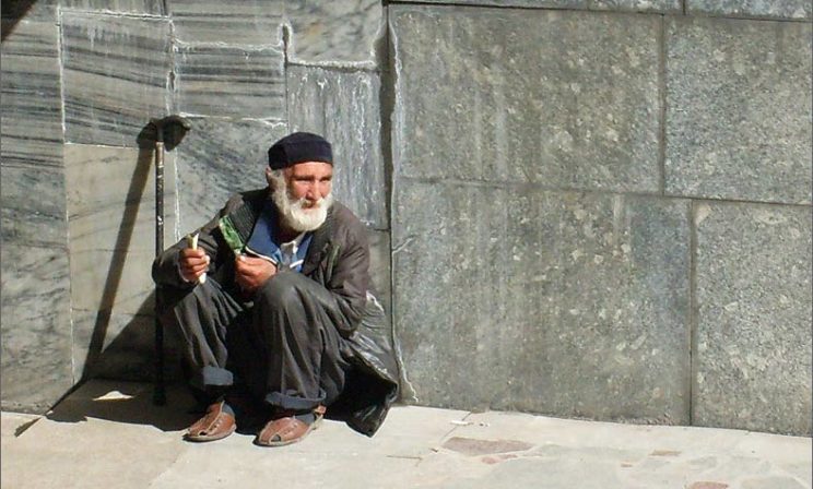 Искры Христа и лицо за уродливой маской